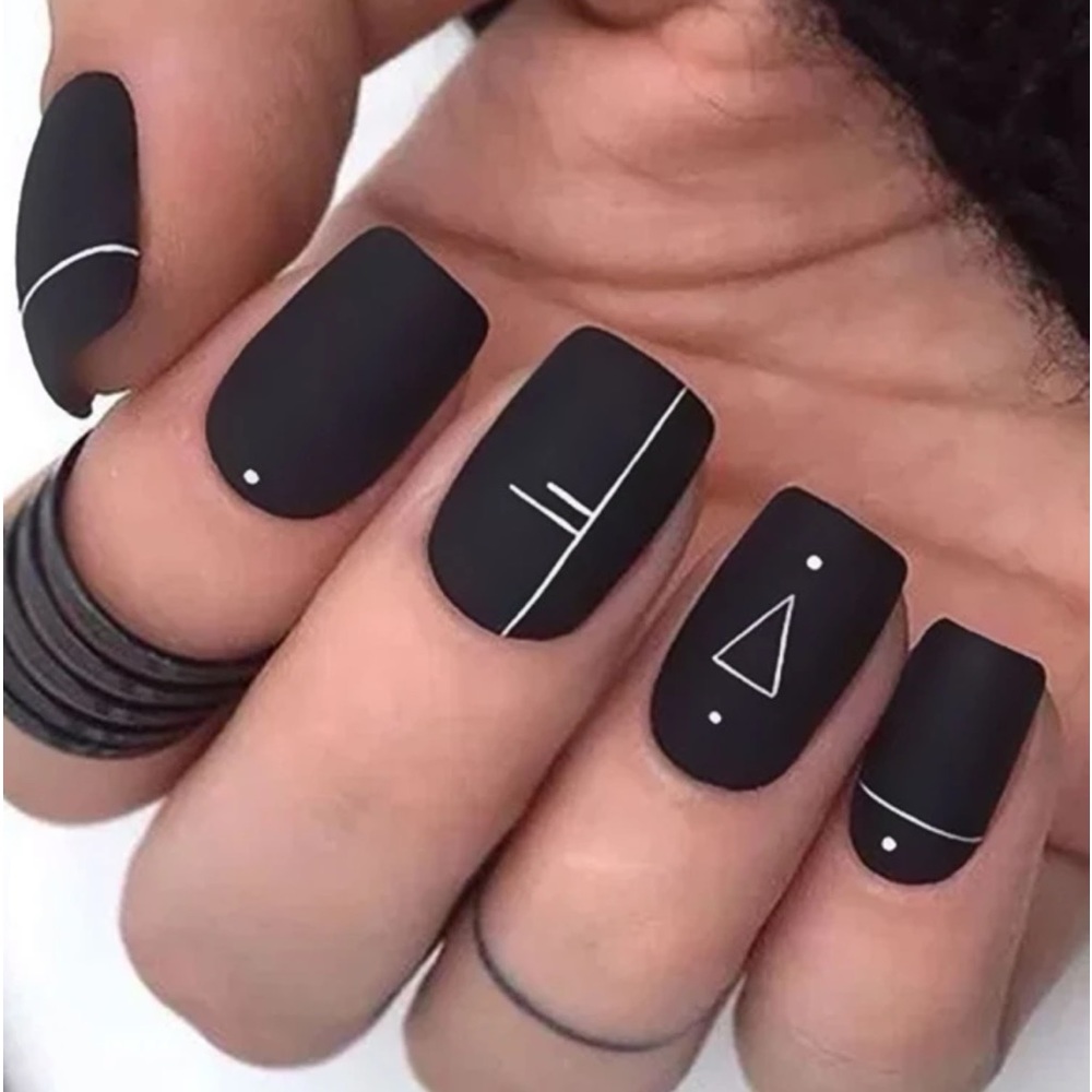 NIB Black and White Geometric Square Press on nails - Picture 1 of 4